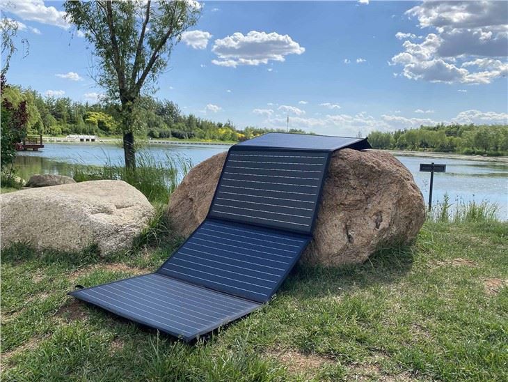 Camping bruger bærbart foldet solcellepanel